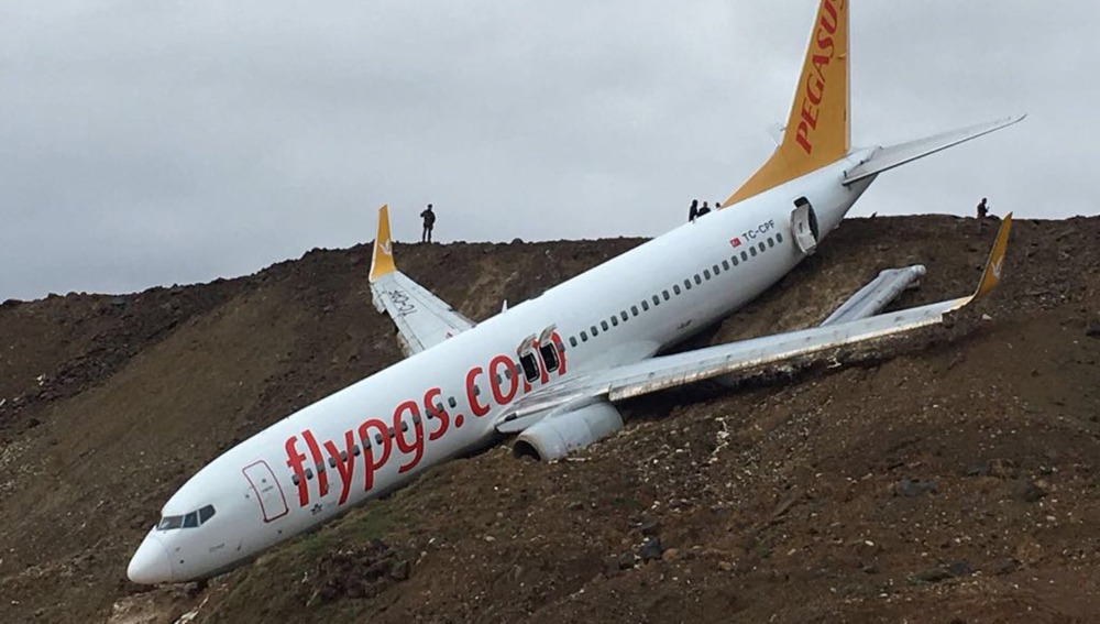 Avión turco cae en acantilado con 162 pasajeros dentro