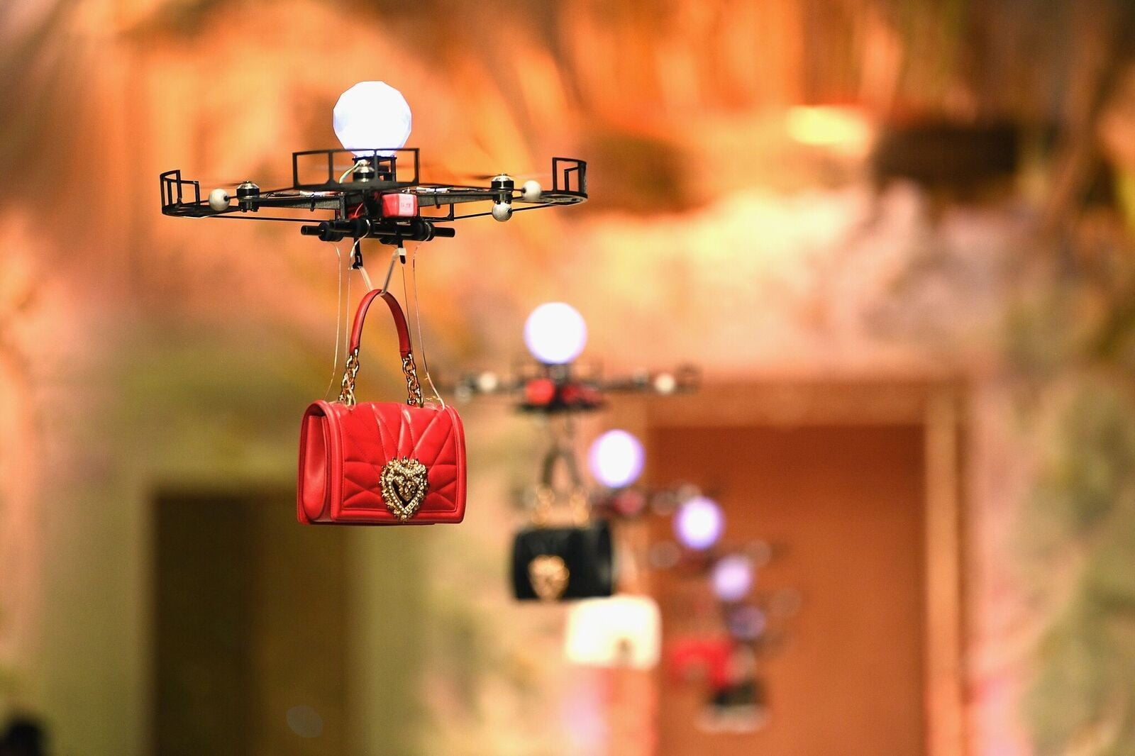 Dolce & Gabanna realiza desfile de moda con drones